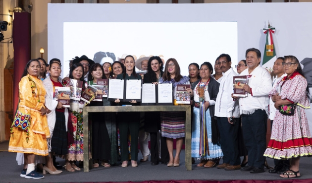 Claudia Sheinbaum firma convocatoria para consulta de iniciativa de Ley General de Derechos de los Pueblos Indígenas y Afromexicanos